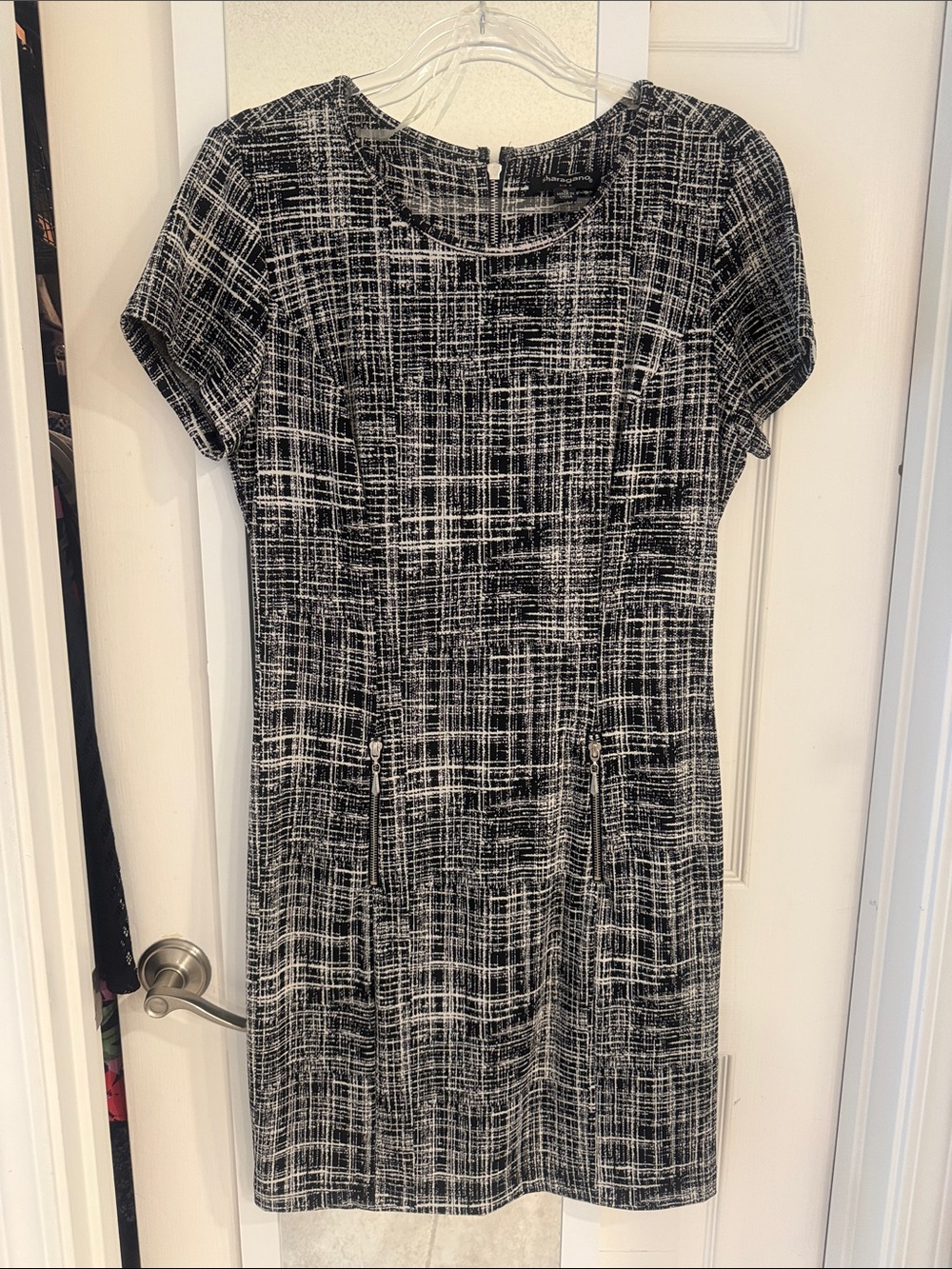 Sharagano Black & White Textured Short-Sleeve Sheath Dress